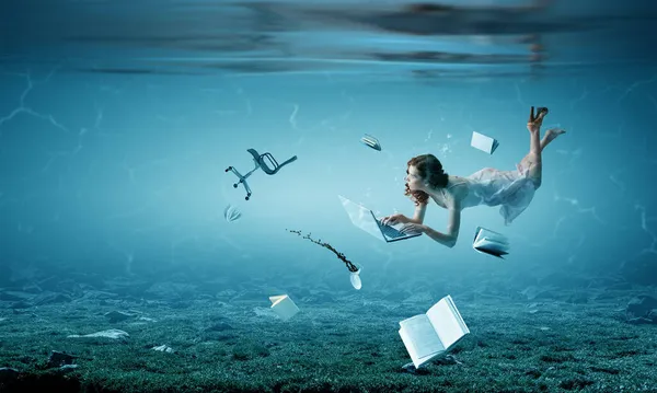 Γυναίκα με φορητό υπολογιστή κάτω από το νερό. Μεικτά μέσα — Φωτογραφία Αρχείου