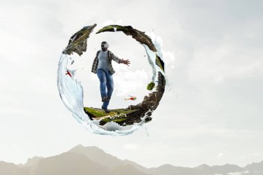 Adam sanal gerçeklik gözlüğü takıyor.