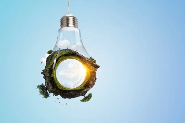 電球の中の緑の風景 — ストック写真