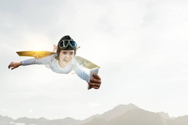 Uçan çocukla kitap dünyası kavramı