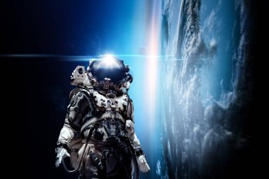 Keşfedilmemiş bir gezegende yürüyen astronot