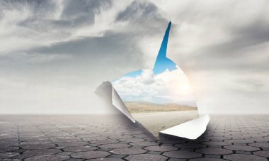 Beyaz arkaplan üzerine kağıtta delik