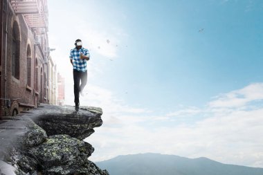 Adam sanal gerçeklik gözlüğü takıyor.