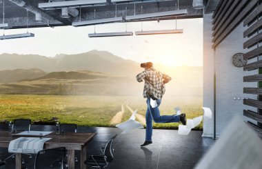 Adam sanal gerçeklik gözlüğü takıyor.