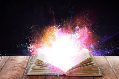 Kitap dünyası konsepti. Karışık ortam
