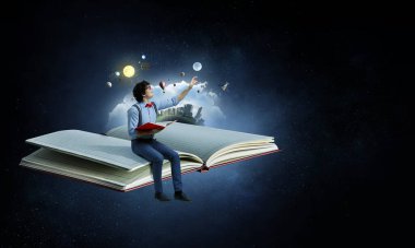 Bir öğrenciyle kitap dünyası konsepti