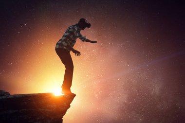 Adam sanal gerçeklik gözlüğü takıyor.