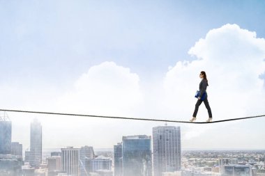 iş kadını ipe Dengeleme görüntüsü. risk kavramı