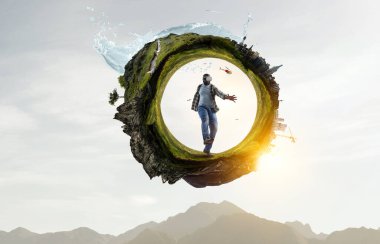 Adam sanal gerçeklik gözlüğü takıyor.