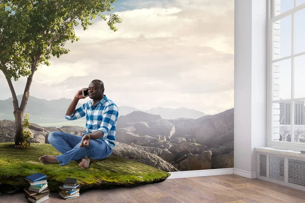 Jovem negro sentado e meditando — Fotografia de Stock