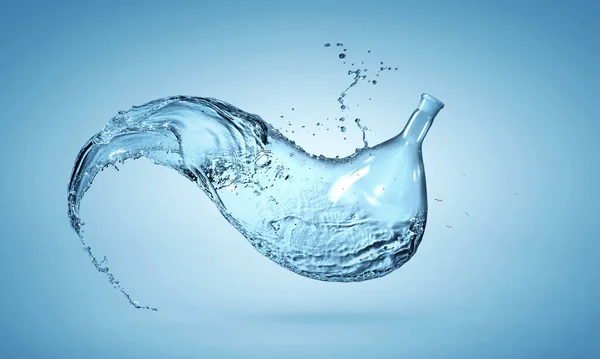 Water spat uit glazen fles — Stockfoto