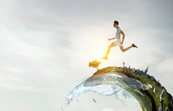 Man in sportschoenen op de vlucht. Gemengde media — Stockfoto