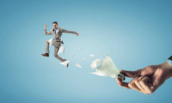 Портрет енергійного бізнесмена, який стрибає під відкритим небом — стокове фото