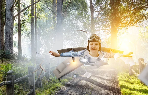 Lycklig liten pojke flyger bär hjälm — Stockfoto