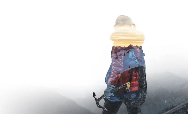 Bergsteiger bereit für Abenteuer. Gemischte Medien — Stockfoto
