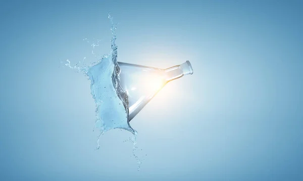 Eau éclaboussure de bouteille en verre — Photo