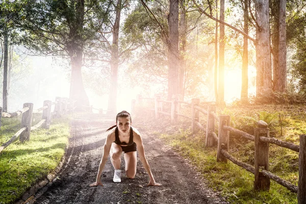 Ung kvinnlig löpare. Blandade medier — Stockfoto