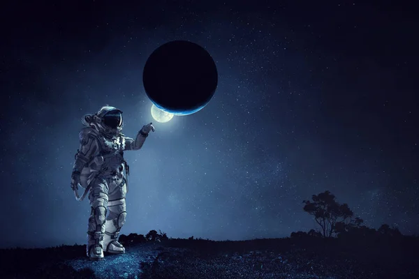 Astronaut walking on an unexplored planet — Stock Photo, Image