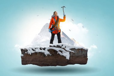 Dağcı bir karlı dağın tepesine ulaşır