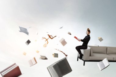 Kitaplı kadın pandomimci. Karışık ortam