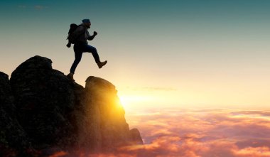 Dağlarda yürüyen erkek gezgin.