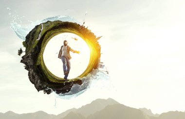 Adam sanal gerçeklik gözlüğü takıyor.