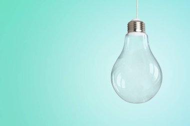 Açık yeşil arkaplanda ampul