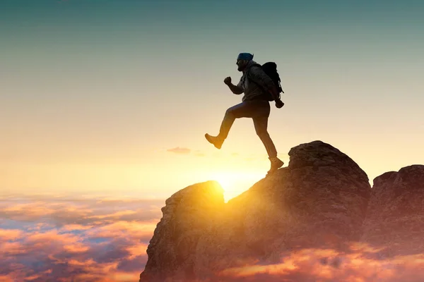 Male backpacker walking in mountains — Stock Photo, Image