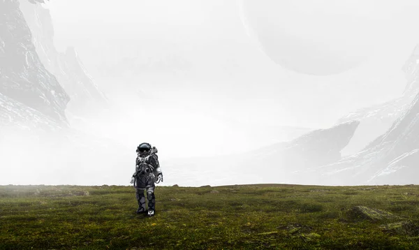 Astronauta na innej planecie. — Zdjęcie stockowe