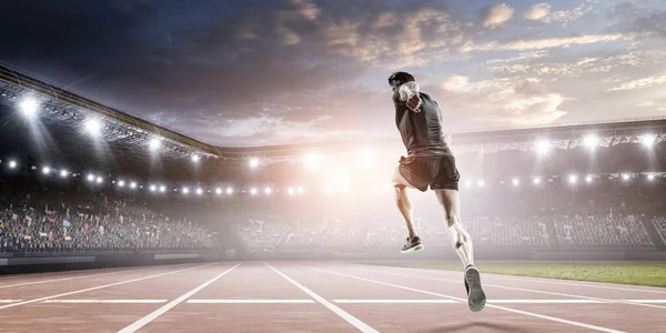 Hombre en ropa deportiva corriendo. Medios mixtos — Foto de Stock