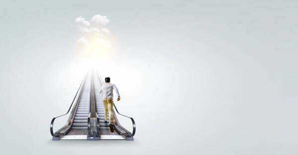 человек в очках виртуальной реальности