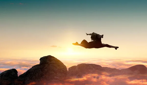 日没の空に対する女性ダンサー — ストック写真