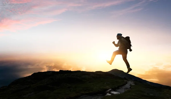 Mannelijke backpacker wandelen in de bergen — Stockfoto