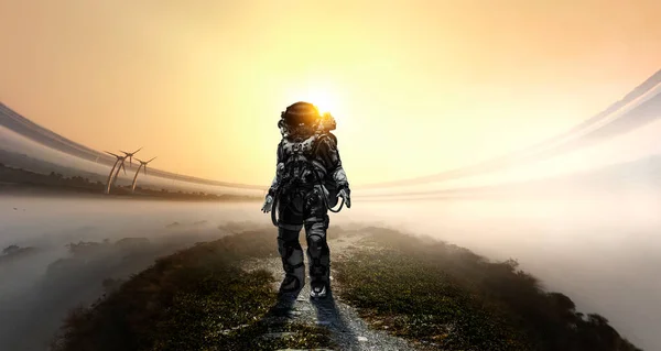 宇航员在一个未经探索的星球上行走。混合媒体 — 图库照片
