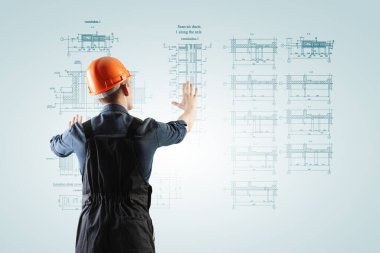 Taslaklar ve planlarla inşaat endüstrisi konsepti. Karışık ortam