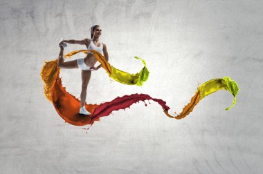 Moda sporu giyen genç ve güzel kız egzersiz yapıyor.