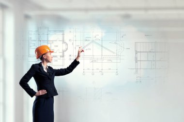 Taslaklar ve planlarla inşaat endüstrisi konsepti. Karışık ortam