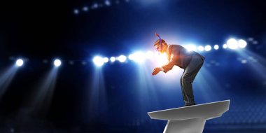 Takım elbiseli genç işadamı dalmaya hazır. Karışık ortam