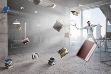 Tenis oynayan bir iş adamı. Karışık ortam