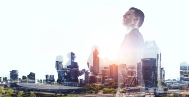 Yakışıklı, kendine güvenen bir iş adamının portresi. Karışık ortam