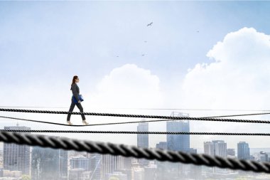 iş kadını ipe Dengeleme görüntüsü. risk kavramı