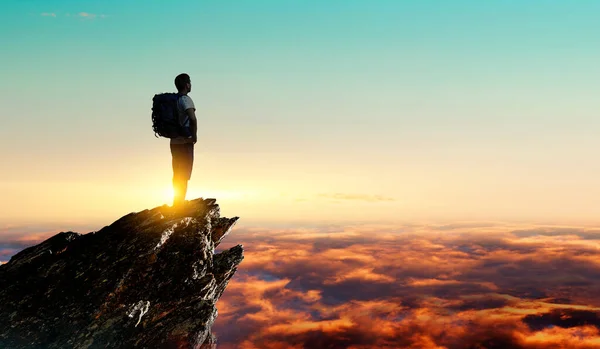 Jovem viajante explorando o conceito de mundo — Fotografia de Stock