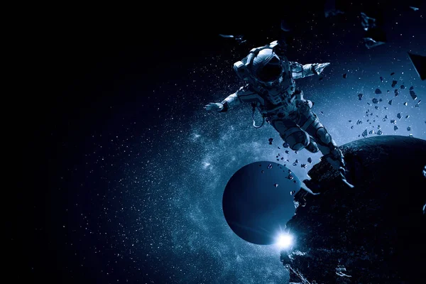 우주 유영을 하는 우주비행사입니다. 혼합 매체 — 스톡 사진