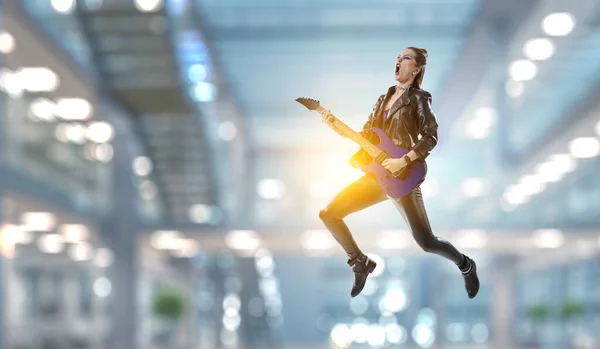 Joven y hermosa chica de rock tocando la guitarra eléctrica. Medios mixtos — Foto de Stock