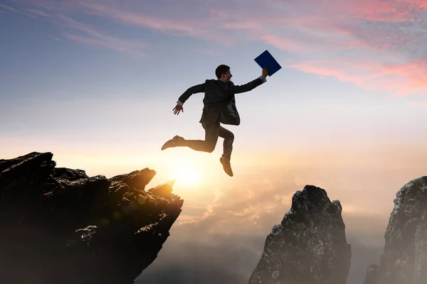 Empresário saltar através da lacuna — Fotografia de Stock
