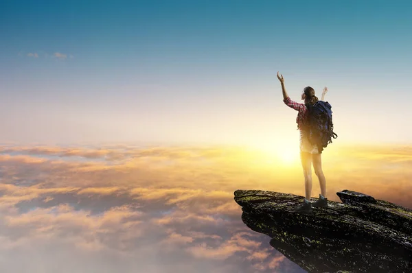 Jovem viajante explorando o conceito de mundo — Fotografia de Stock