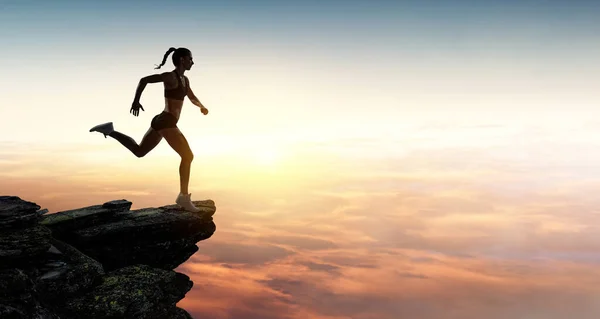 Kvinna som springer mot solnedgången himlen — Stockfoto
