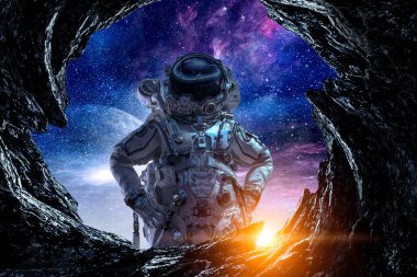 Keşfedilmemiş bir gezegende yürüyen astronot