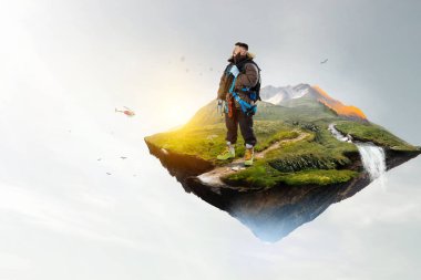 Erkek gezgin dünya konseptini keşfediyor