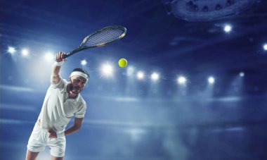 Profesyonel tenisçi. Karışık ortam